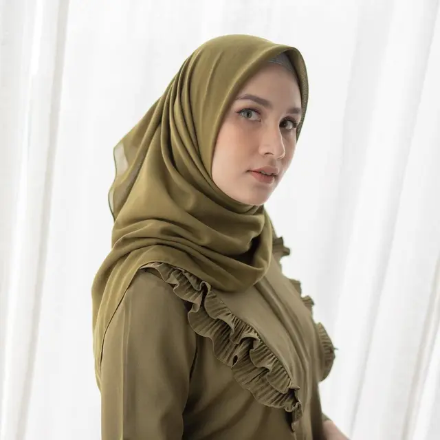 8 Warna Hijab yang Sempurna Dipadukan dengan Baju Warna Army, Intip Inspirasinya dari Natasha Rizky-Aurel Hermansyah