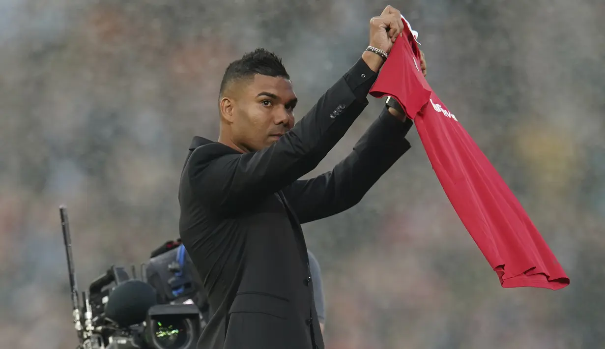 Casemiro. Gelandang Brasil yang baru saja bergabung dengan Manchester United di bursa transfer musim panas 2022/2023 usai meninggalkan Real Madrid ini tercatat menjadi salah satu pemain uzur dengan nilai transfer termahal hingga saat ini. Di usianya yang menginjak 30 tahun MU rela merogoh kocek senilai 70,65 juta euro atau setara Rp1 triliun untuk mendatangkannya dari Real Madrid. (AP/Dave Thompson)