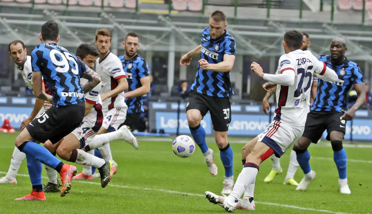 Bek Inter Milan, Milan Skriniar (tengah) berusaha mencetak gol ke gawang Cagliari pada pertandingan lanjutan Liga Serie A Italia di stadion San Siro di Milan, Italia, Minggu (11/4/2021). Kemenangan ini membuat Inter tetap kokoh di puncak klasemen dengan 74 poin. (AP Photo/Luca Bruno)