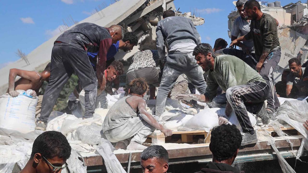 FOTO: Di Tengah Gencatan Senjata, Warga Gaza Berebut Bantuan Bahan Makanan untuk Bertahan Hidup