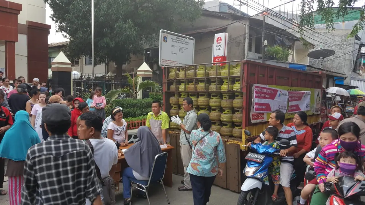 Pengusaha gas 3 kilogram mengeluhkan kebijakan perluasan sistem ganjil genap yang dinilai menghambat distribusi pengantaran. (Liputan6/Ady Anugrahadi)