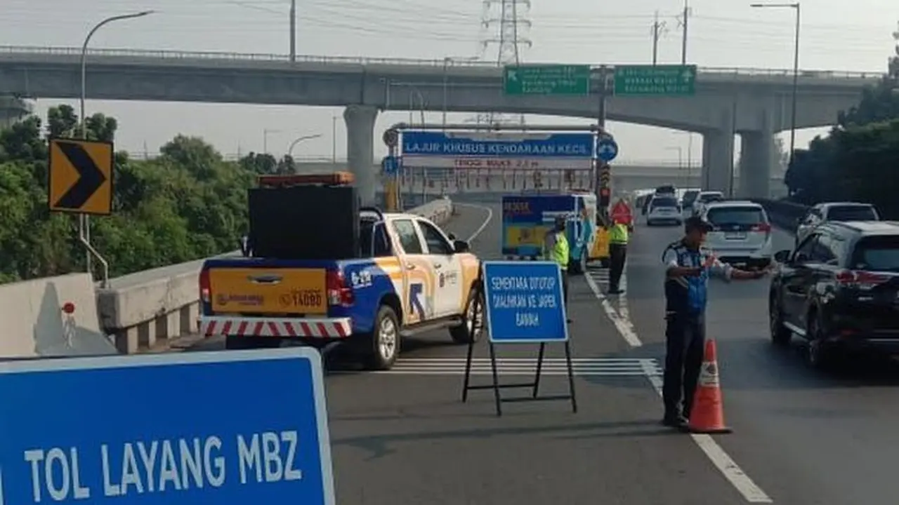 Pengelola Jalan Layang Sheikh Mohamed Bin Zayed (MBZ) sementara menutup akses masuk menuju ruas tol MBZ dari Kalimalang Tol JORR E Km 46+200, Akses Jatiasih Tol JORR E Km 45+200 dan Akses Tol Jakarta-Cikampek Km 10 Arah Cikampek. (Dok Jasa Marga)