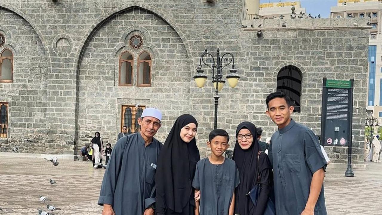 7 Potret Rizky Ridho Bintang Timnas Indonesia Umroh Bareng Keluarga, Ini Momen Spesialnya