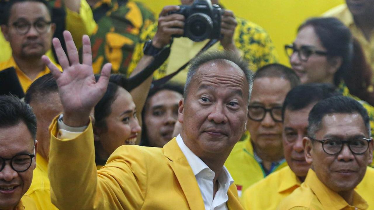 Plt Ketua Umum Partai Golkar Agus Gumiwang&nbsp;Kartasasmita melambaikan tangannya saat memberikan keterangan pers usai rapat pleno di DPP Partai Golkar, Jalan Anggrek Neli, Slipi, Jakarta Barat, Selasa (13/8/2024). Berdasarkan haril rapat plrno, Agus Gum
