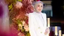 <p>Pesona yang berbeda ketika Erin terlihat mengenakan outfit formal. Dengan nuansa workwear yang kental, Erin terlihat mengenakan innerwear, yang ditumpuknya dengan blazer wol, dan celana panjang, serta heels, yang semuanya berwarna putih. Foto: Instagram.</p>