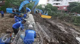 Dinas Tata Air DKI Jakarta melakukan peninggian tanggul beton tersebut untuk mengantisipasi meluapnya air sungai saat musim hujan dan memasang bronjong yang baru terpasang sekitar 10 meter, Kemang, Jakarta, Rabu (31/8). (Liputan6.com/Immanuel Antonius)