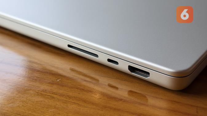 Port HDMI, SDXC, dan Thunderbolt 5 di MacBook Pro M5 Pro. (Liputan6.com/ Yuslianson)