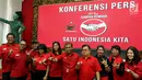 Ketua DPP PDIP Bidang Pemuda dan Olahraga Sukur H Nababan (tengah) bersama sejumlah panitia dan pengisi acara perayaan 90 tahun Sumpah Pemuda di Kantor DPP PDIP Menteng, Jakarta, Selasa (23/10). (Liputan6.com/Johan Tallo)