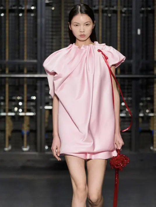Pink merupakan dominasi warna yang akan sempurna wujudkan style girly core yang ingin kamu maksimalkan. [Foto: Simone Rocha]