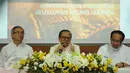 Uskup KAJ Mgr. Ignatius Suharyo (tengah) saat menyampaikan pesan Paskah 2017 di Wisma Katedral, Jakarta, Minggu (16/4). Keuskupan Agung Jakarta (KAJ) juga menyampaikan beberapa himbauan tentang Pilkada DKI Jakarta. (Liputan6.com/Helmi Fithriansyah)