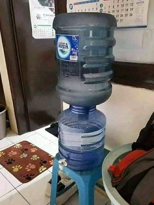 6 Potret Botol Air Mineral Dijadikan Pengganti Galon Ini Bikin Tepuk Jidat