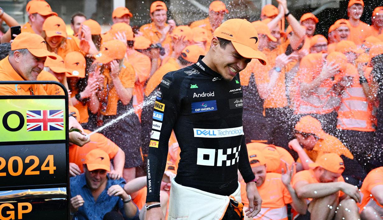 Pembalap Mc Laren, Lando Norris merayakan kemenangan bersama timnya saat Formula 1 GP Miami 2024 yang berlangsung di Miami International Autodrome, Miami, Florida, Minggu (05/05/2024). (AFP/Clive Mason)