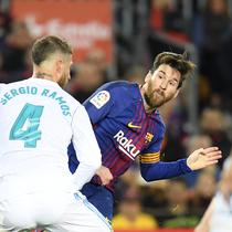 Duel antara Lionel Messi dan Sergio Ramos kala Barcelona bertemu Real Madrid dalam laga jornada 36 La Liga di Camp Nou, 6 Mei 2018. (LLUIS GENE / AFP)