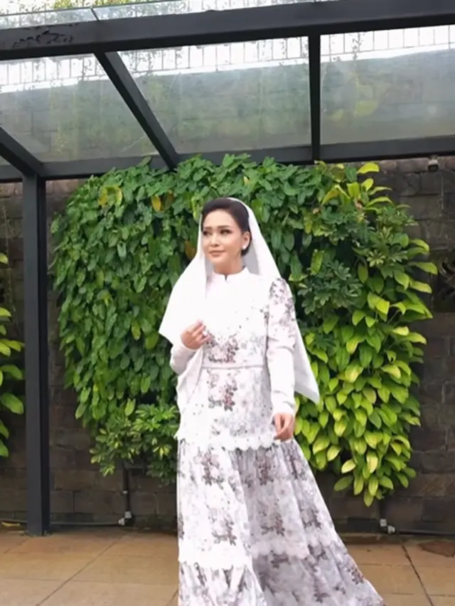 Potret Gamis Motif Floral Maia Estianty