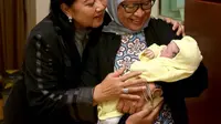 Ani Yudhoyono dan besannya Ny. Okke Rajasa juga bergembira dengan kelahiran ini. (Instagram @aniyudhoyono)