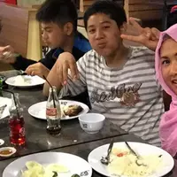 Rumah tangga Donny Kesuma dan Yuni Indriyati yang dibina selama 18 tahun harus berakhir. Dalam sidang yang digelar di Pengadilan Agama Bekasi, Senin (9/10/2017) mengabulkan gugatan cerai Yuni terhadap suaminya. (Instagram/yuniindriyati79)