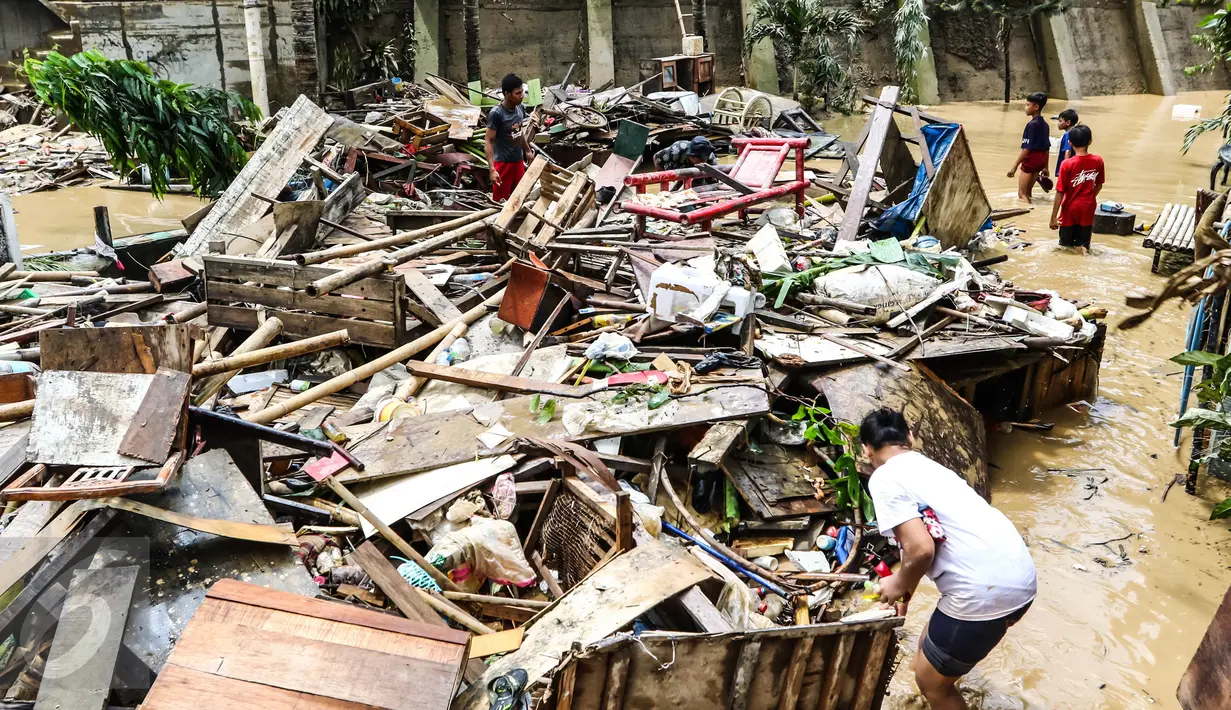 Tumpukan sampah yang terbawa aliran banjir di komplek Pondok Gede Permai, Jatiasih, Bekasi, Jumat (22/4). Ratusan rumah di kompleks tersebut terendam banjir dan sebagian rusak akibat luapan aliran sungai Bekasi usai hujan deras (Liputan6.com/Fery Pradolo)