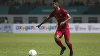 Bek Timnas Indonesia, Abduh Lestaluhu, menggiring bola saat melawan Hongkong pada laga persahabatan di Stadion Wibawa Mukti, Jakarta, Selasa (16/10). Kedua negara bermain imbang 1-1. (Bola.com/Vitalis Yogi Trisna)