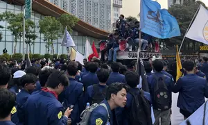 Mahasiswa dari Universitas Trisakti melakukan aksi unjuk rasa di kawasan Patung Kuda Arjuna Wijaya, Jakarta Pusat, Kamis (29/10/2026). (Foto: Liputan6.com/