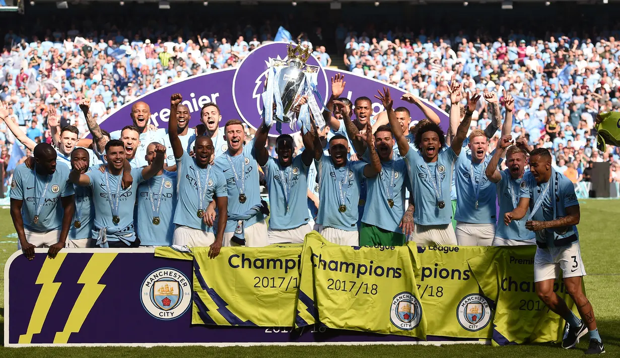 Manchester City mampu membuat sejarah usai mampu menyelesaikan musim 2017/18 dengan raihan 100 poin. The Cityzens kala itu berhasil unggul 19 angka dari sang rival sekota, Manchester United. Sebanyak 21 gol Man City diciptakan oleh Kun Aguero. (AFP/Oli Scarff)
