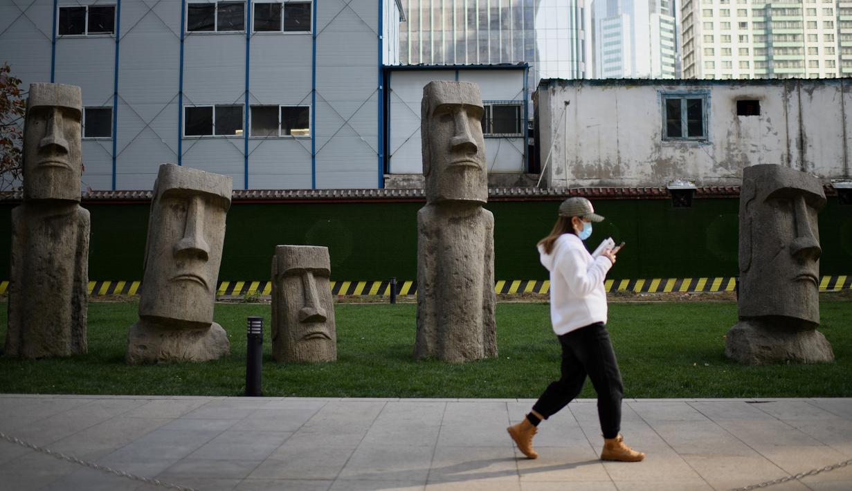 FOTO Ada Replika Patung Moai Pulau  Paskah  di  Beijing 