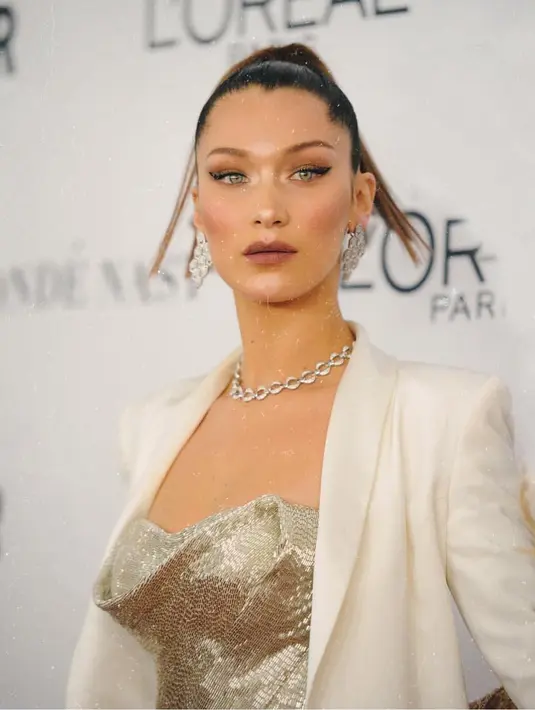 Secara tegas Bella Hadid melawan keputusan Donald Trump. Menurutnya, perlakuan pada masyarakat Palestina tidak adil, berat sebelah dan tak dapat ditoleransi. Bella pun akan berdiri untuk Palestina. (Instagram/Bellahadid)