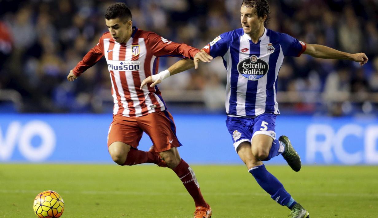 Pemain Deportivo Coruna Pedro Mosquera (kanan) berebut bola dengan pemain Atletico Madrid Angel Correa pada lanjutan La Liga Spanyol di Stadion Riazor, Sabtu (30/10/2015) dini hari. Atletico bermain imbang 1-1. (REUTERS/Miguel Vidal)