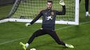 Kiper Spanyol, David de Gea berusaha menghalau bola saat mengikuti latihan tim di Solna, Swedia (14/10/2019). Spanyol akan bertanding melawan Swedia pada Grup F Kualifikasi Piala Eropa 2020 di Stadion Friends Arena. (AFP Photo/Jonathan Nackstrand)