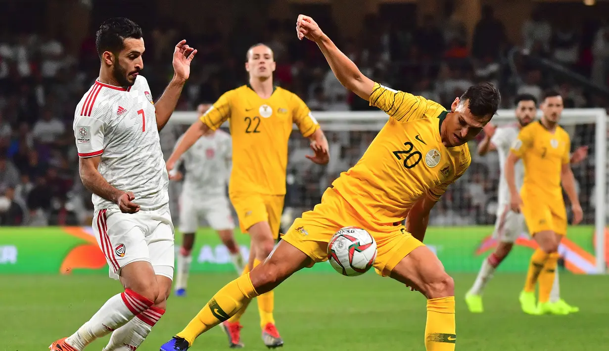 Striker Timnas Uni Emirat Arab berusia 33 tahun, Ali Mabkhout (kiri) yang kini tengah menjalani musim ke-16 bersama Al-Jazira yang menjadi satu-satunya klub sepanjang kariernya di UAE Pro League total mencetak 4 gol dari 6 laga di Piala Asia 2019. Uni Emirat Arab sendiri finis di peringkat ketiga bersama Iran setelah tersingkir di semifinal usai kalah 0-4 dari Qatar. (AFP/Giuseppe Cacace)
