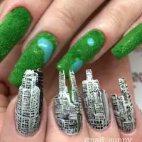 Nail art dengan bentuk gedung bertingkat. (Instagram/nail_sunny).
