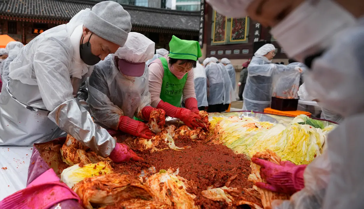 Kombinasi kuat dari fermentasi kubis, garam, dan cabai, kimchi adalah bagian tak terpisahkan dari makanan orang Korea dan negara ini mengonsumsi lebih dari 2 juta ton setiap tahunnya. (AP Photo/Lee Jin-man)