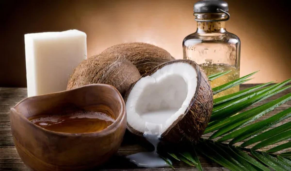 4. Menggunakan Minyak Kelapa