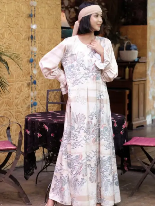 <p>Dress ungu bermotif dari Kami juga bisa menginspirasimu lho. Bisa juga digunakan bagi yang tidak mengenakan hijab. Credit: Blibli</p>