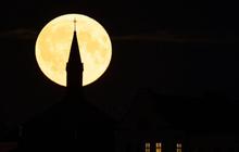FOTO: Pesona Fenomena Supermoon Langka Terangi Langit di Berbagai Negara