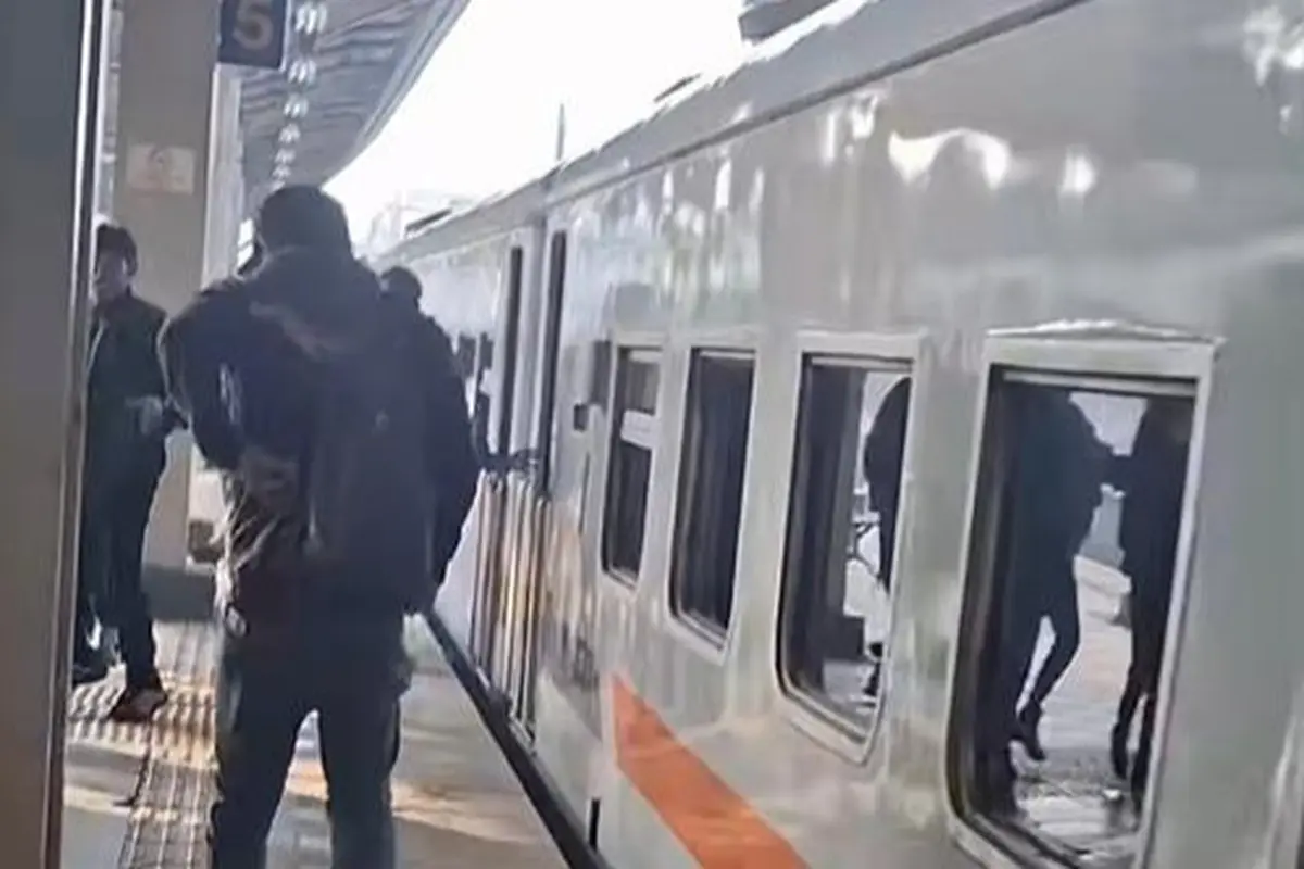 Viral video penumpang Kereta Api Lokal Walahar yang turun saat kereta masih dalam keadaan bergerak di Stasiun Cikarang.
