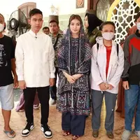 Selvie Ananda, istri Wali Kota Solo Gibran Rakabuming memilih baju Lebaran yang berbeda dengan para perempuan keluarga presiden RI (Foto: Instagram @@selvie_ananda)