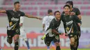 Selebrasi pemain Dewa United FC, Rangga Muslim Perkasa (kanan) setelah mencetak gol pertama timnya ke gawang PSIS Semarang dalam lanjutan babak penyisihan Grup A Piala Presiden 2022 antara Dewa United FC menghadapi PSIS Semarang di Stadion Manahan, Solo, Jawa Tengah, Jumat (17/6/2022). (Bola.com/Arief Bagus)