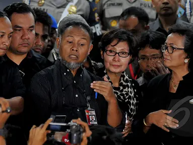 Wakil Ketua KPK Bambang Widjojanto memberi Keterangan kepada wartawan usai menjalani pemeriksaan oleh Bareskrim Mabes Polri, Jakarta, Selasa, (4/2/2015). (Liputan6.com/JohanTallo)