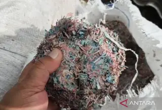 Penemuan potongan uang kertas di Bekasi. (Antara)