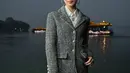 Lu Yuxiao, yang dikenal dengan gaya preppy-nya, tampil manis dengan tweed blazer dan mini skirt. Ia melengkapi penampilannya dengan kemeja dan dasi, menciptakan tampilan yang chic dan youthful. Gaya ini menunjukkan sisi lain dari Chanel yang tetap bisa dikenakan oleh berbagai kalangan usia. [Dok/Chanel].