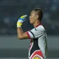 Kiper Mitra Kukar, Yoo Jae-Hoon saat melawan Persib Bandung pada laga Liga 1 Indonesia di GBLA, (8/4/2018).  (Bola.com/Nick Hanoatubun)