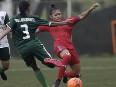 Striker Bangka Belitung, Zahra Muzdalifah, mengontrol bola saat melawan Sumatra Utara pada laga Piala Pertiwi 2019 di Lapangan NYTC, Sawangan, Rabu (24/4). Babel unggul 5-0 atas Sumut. (Bola.com/Yoppy Renato)
