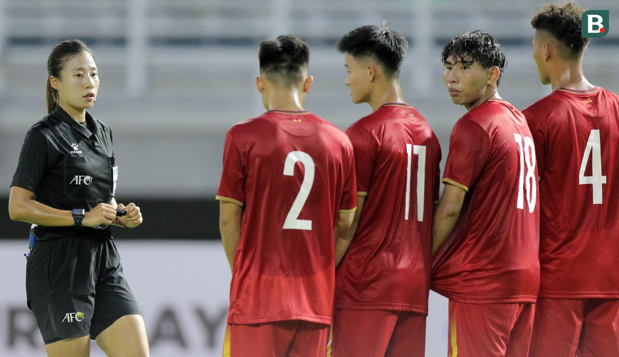 Oh Hyeon-jeong yang kini berusia 34 tahun itu memiliki lisensi wasit FIFA yang memungkinkannya memimpin laga internasional. (Bola.com/Ikhwan Yanuar)