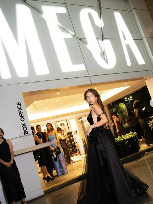 Emman sedang mengambil jeda tahun antara SMA dan perguruan tinggi. "Saya sudah lulus sekolah SMA, dan saat ini saya sedang menjalani jeda tahun," katanya di saluran YouTube Killa Kush, beberapa waktu lalu. [Foto: Instagram/  Emmanuelle Atienza]