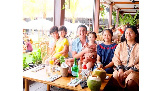 Ussy Sulistiawaty dan Andhika Pratama