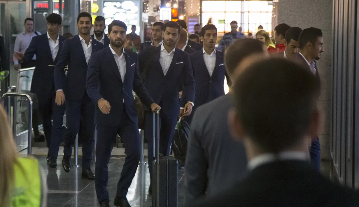 Senyum skuat Iran saat berada dalam bandara Vnukovo international airport, Moskow   (5/6/2018). Iran berada satu grup dengan Spanyol, Portugal, dan Maroko. (AP/Alexander Zemlianichenko)