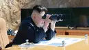 Pemimpin Korut, Kim Jong-un menggunakan teropong  menyaksikan peluncuran balistik antarbenua Hwasong-14 Rudal, ICBM, di barat laut Korea Utara. Korea Utara mengklaim telah menguji rudal balistik antarbenua. (KRT via AP Video)