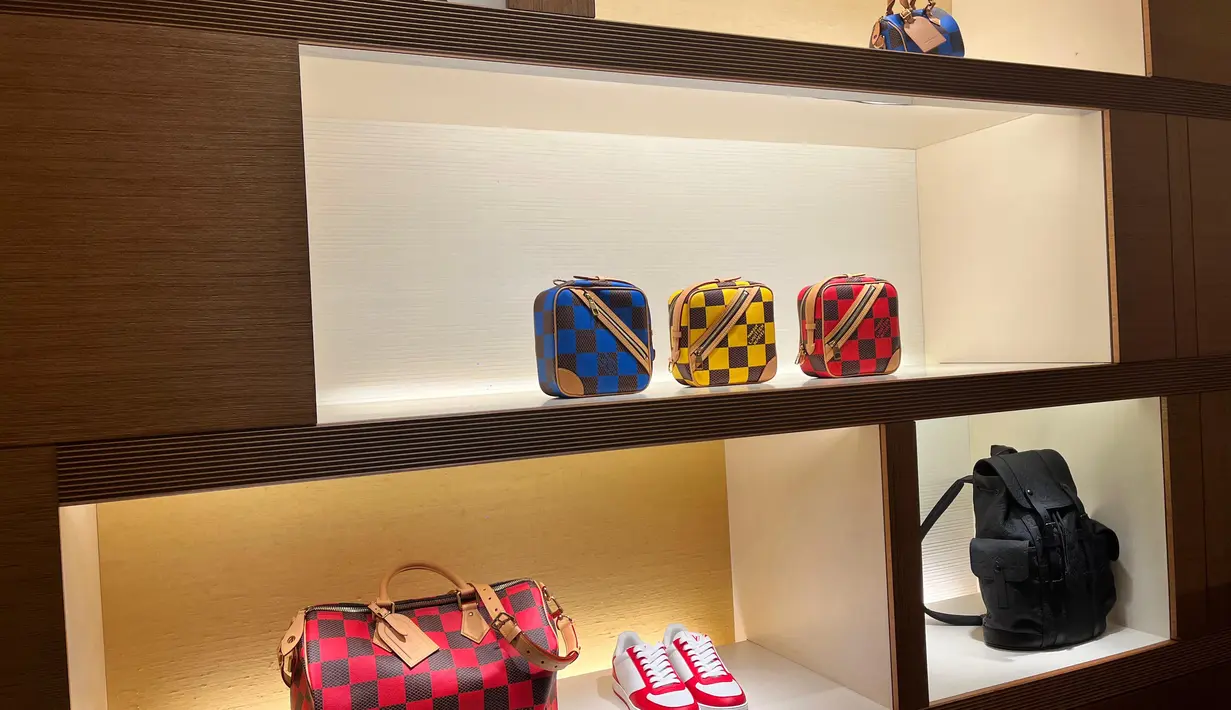 Aksen warna merah, biru, kuning, dan hijau menjadi pemanis dalam produk best seller. Koleksi Men's Collection Louis Vuitton kali ini secara keseluruhan  terlihat lebih hidup dan berjiwa muda.  [ Foto: Fimela.com ]