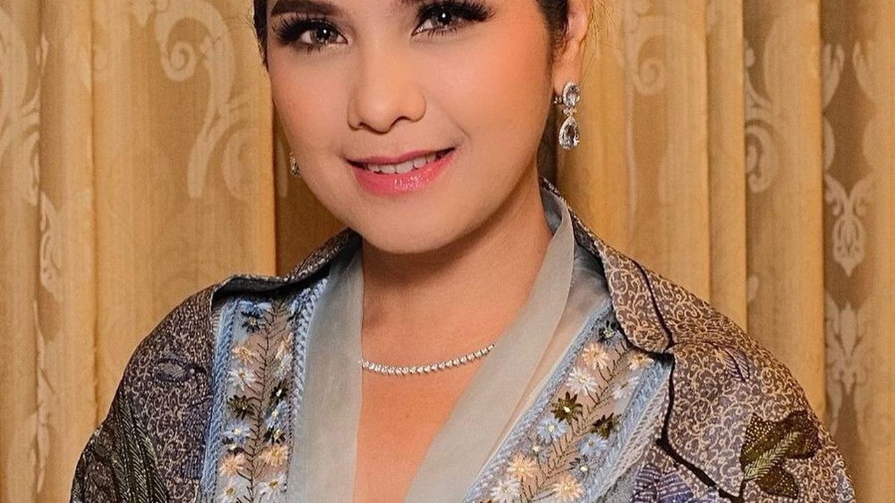 Makeup natural yang dikenakan Annisa menciptakan kesan segar dan elegan, menonjolkan kecantikannya yang mempesona.<br><br>