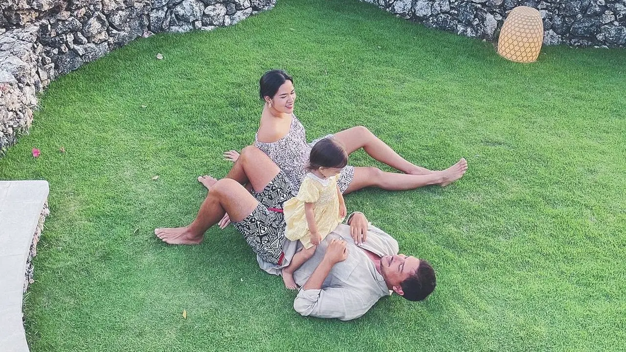 Hamish Daud dan Raisa bersama buah hati (Instagram/hamishdw)